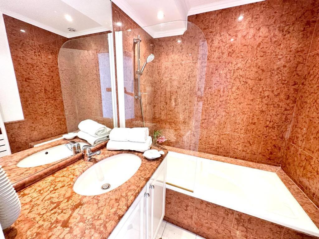 앙티브 Panoramic Sea View Penthouse With Jacuzzi And 450 Sqm Terrace 아파트 외부 사진